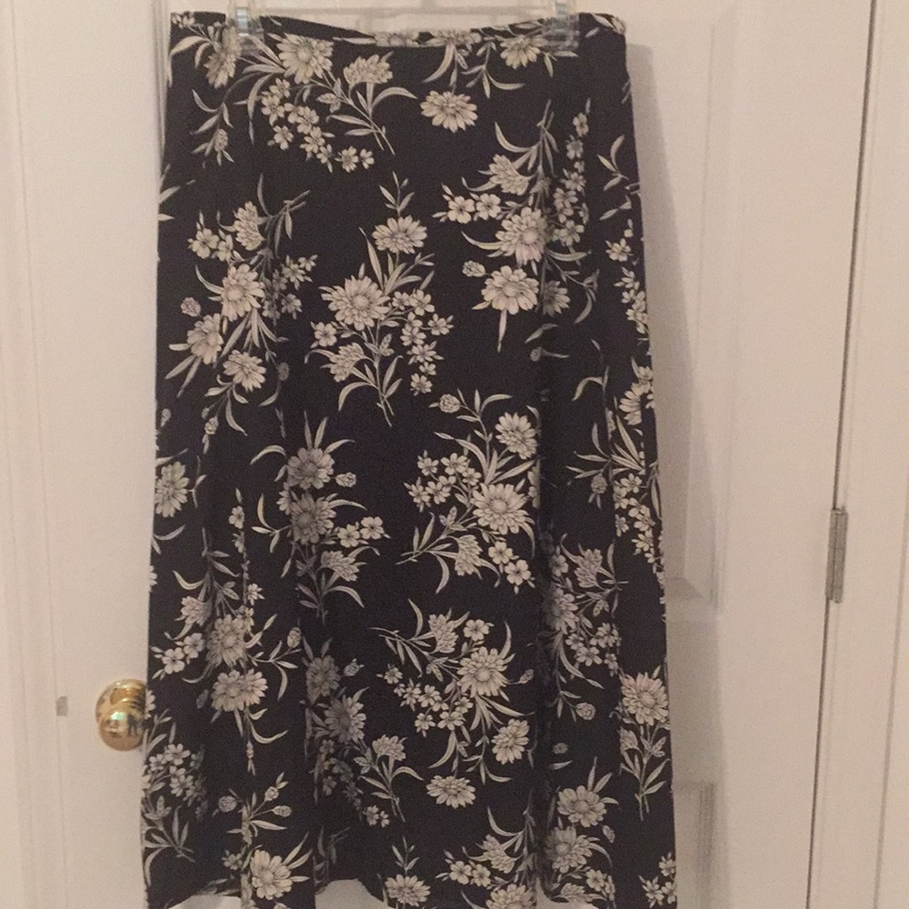 Sag Harbor Black. And White Lined Cotton Skirt